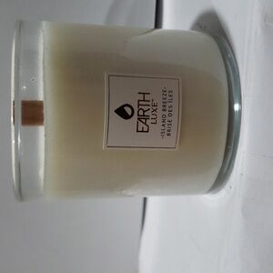 Earth Luxe. Hand Poured; Wood Wick; Scent~Island Breeze; Soy Candle. 10 OZ. NIB